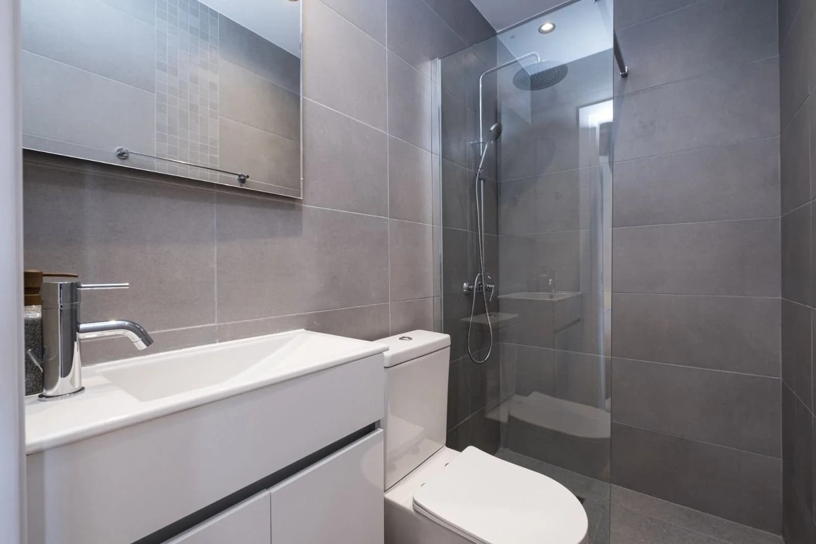 OLYMPIA shower room with grey tiles