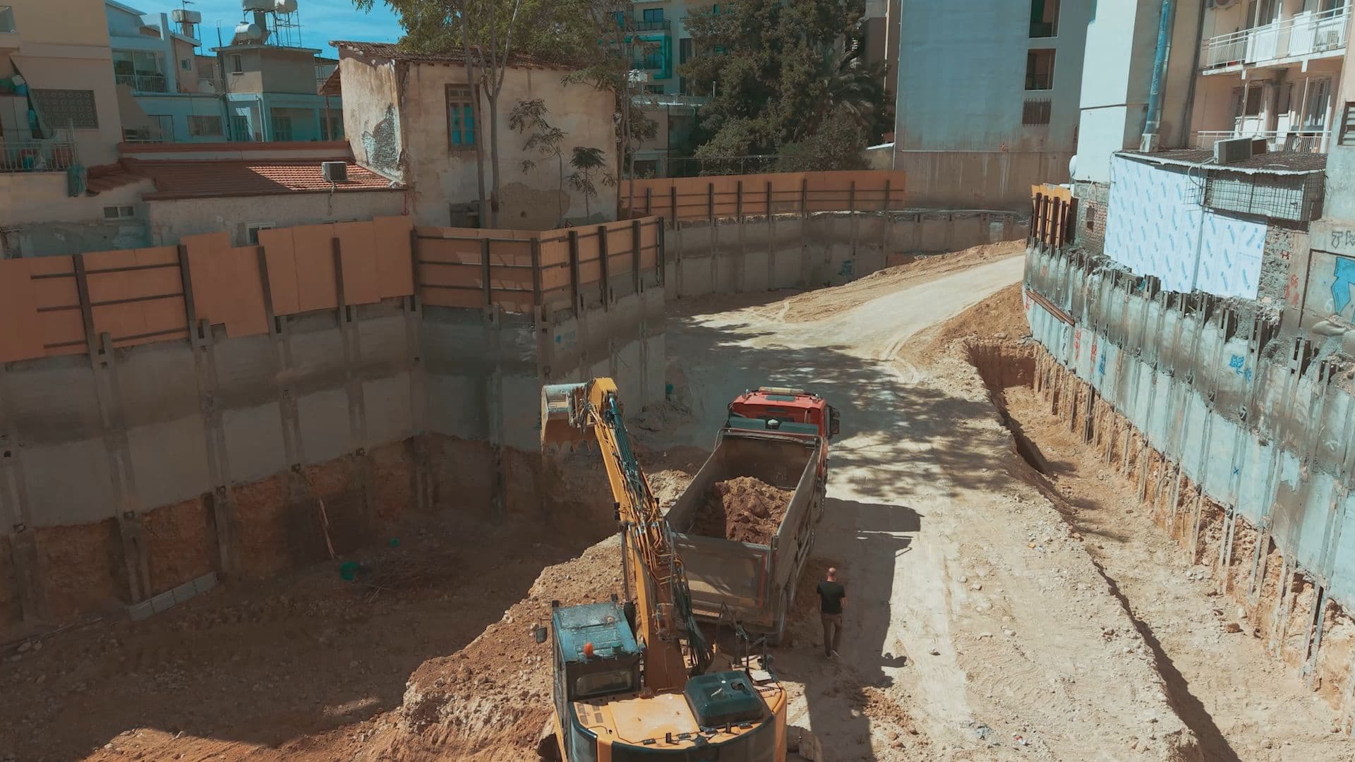 מחפרים מכשירים אתר לפרויקט חדש בעיר העתיקה של לימסול